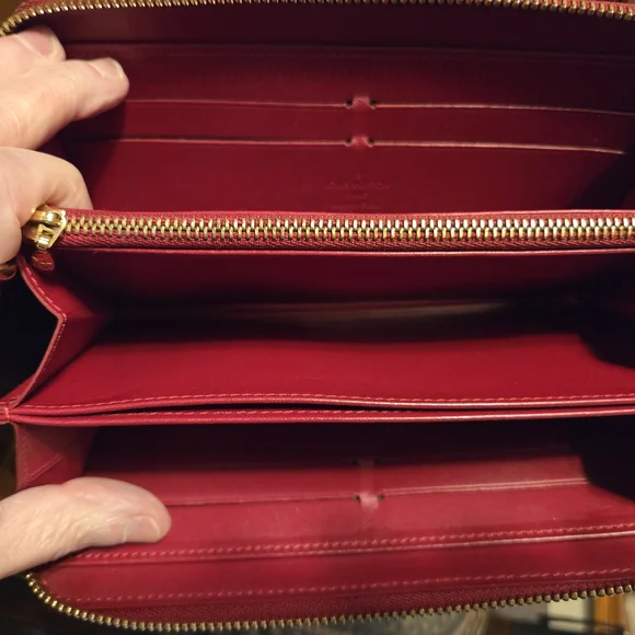 VEUC ! Louis Vuitton Rouge Leather Wallet with Signature Monogram - Picture 11 of 12